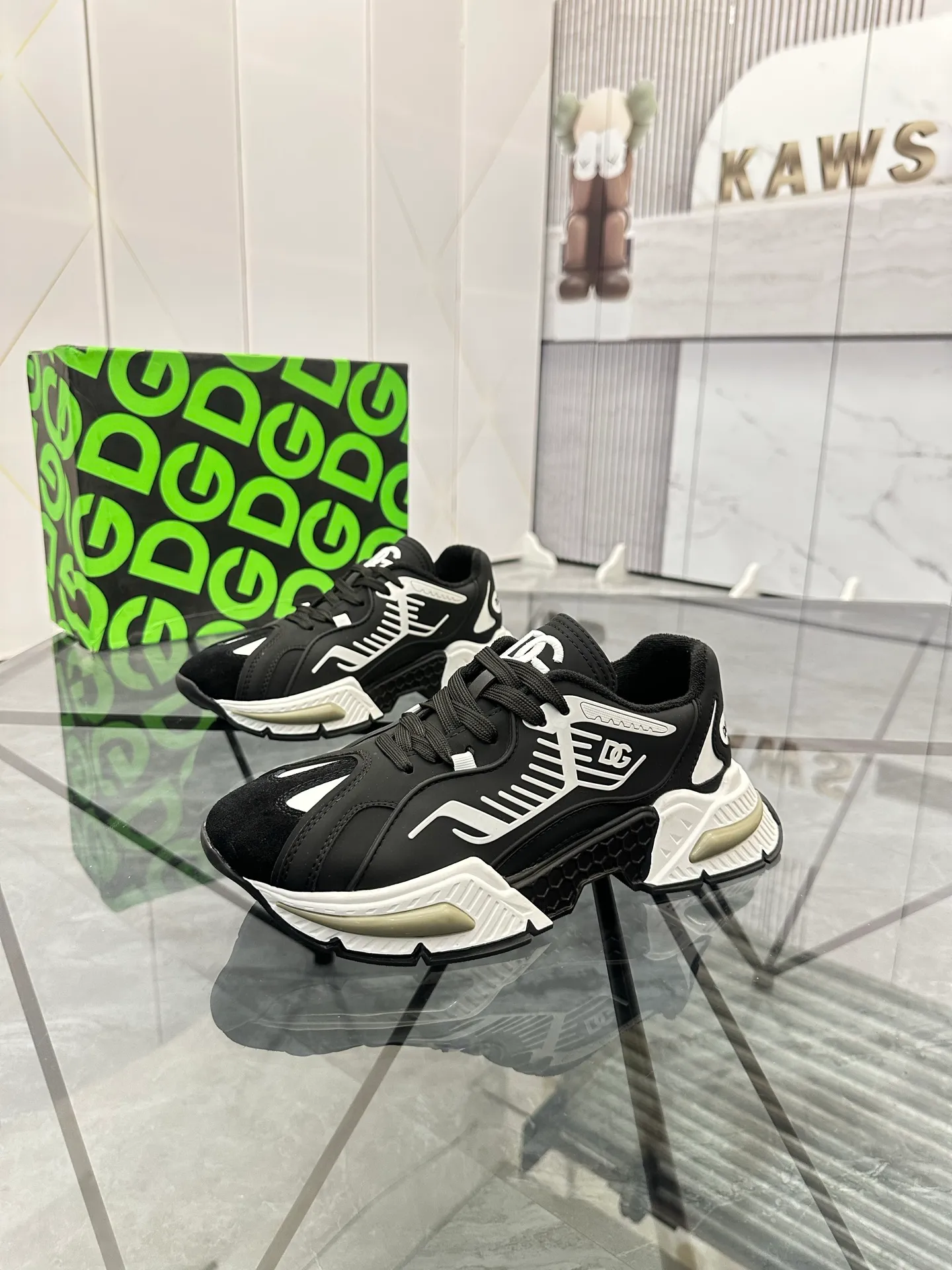 Men's shoes: 💰P560¥ Product trademark: DG "Dolce & Gabbana" low-top casual shoes Regular size: 35-44 (can be customized to 45.46) Couple style Product materials: Upper imported cowhide stitching original material, breathable lining, original outsole. Number: 803